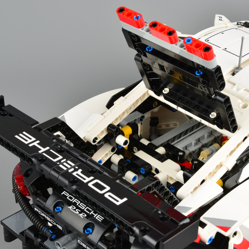 Porsche 911 RSR Technic | 1.580 PCS – 1:8 Scale Model