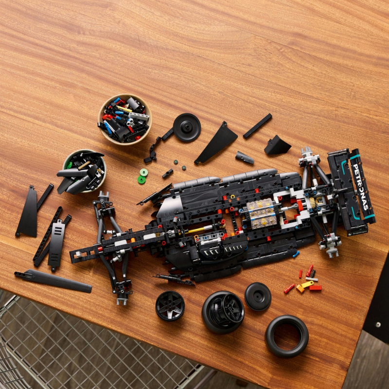 Mercedes-AMG F1 W14 Technic | 1.642 PCS – 1:8 Scale Model