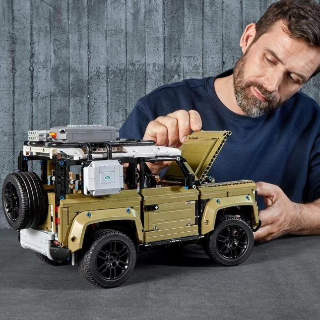 Land Rover Defender Technic | 3.072 PCS – 1:8 Scale Model