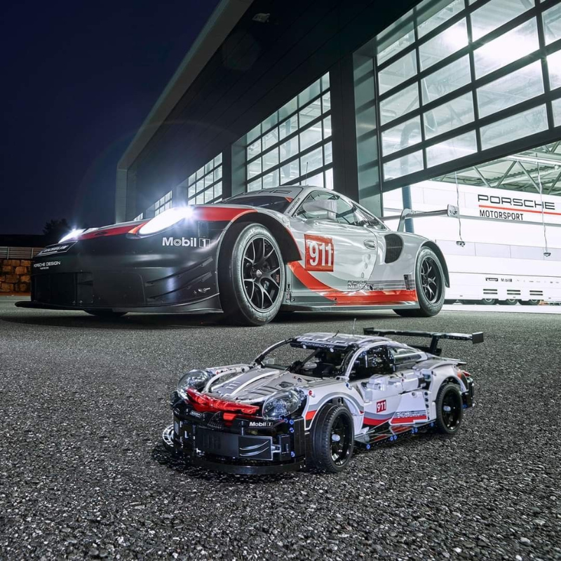 Porsche 911 RSR Technic | 1.580 PCS – 1:8 Scale Model