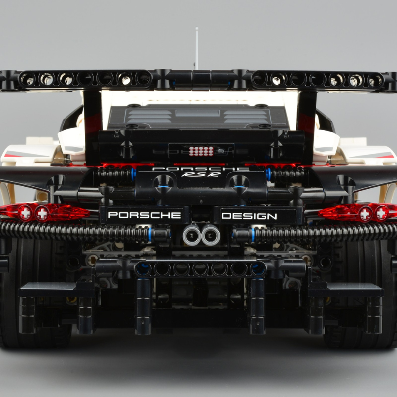 Porsche 911 RSR Technic | 1.580 PCS – 1:8 Scale Model