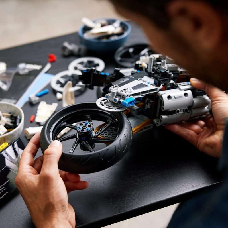BMW M 1000 RR Technic | 1.920 peças – Modelo em escala 1:5