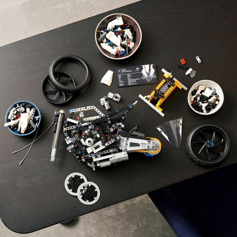 BMW M 1000 RR Technic | 1.920 PCS – 1:5 Scale Model