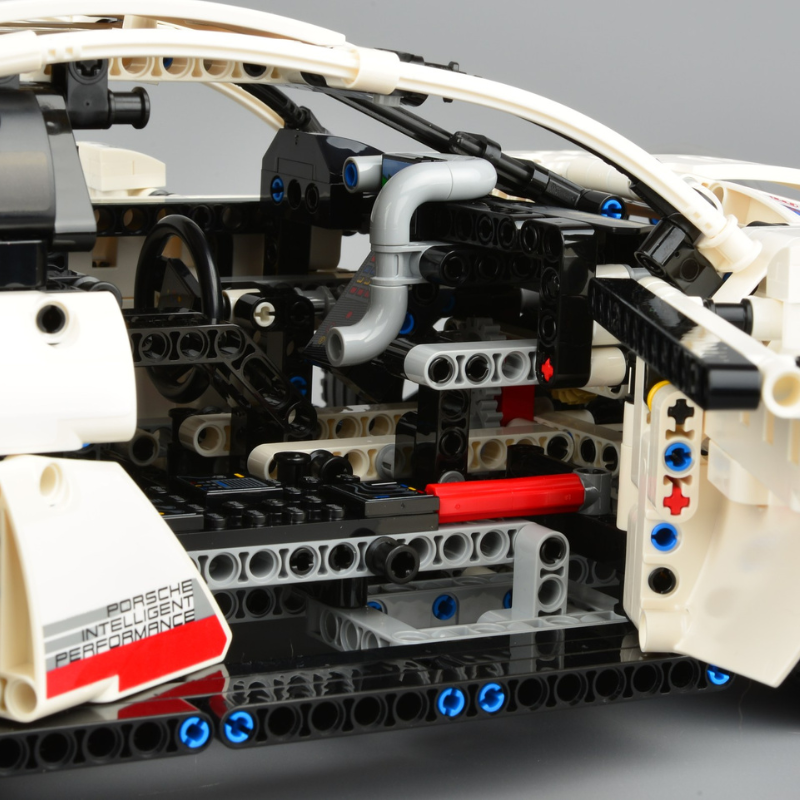 Porsche 911 RSR Technic | 1.580 PCS – 1:8 Scale Model