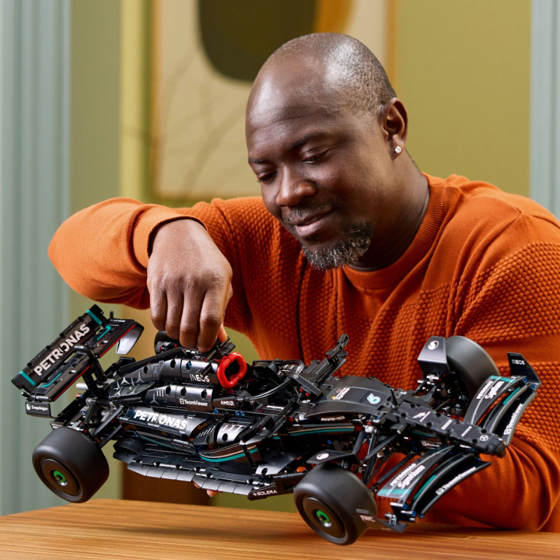 Mercedes-AMG F1 W14 Technic | 1.642 PCS – 1:8 Scale Model