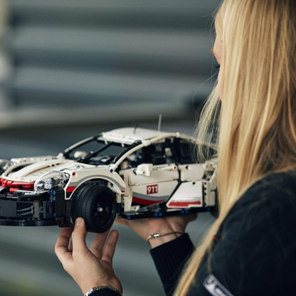 Porsche 911 RSR Technic | 1.580 PCS – 1:8 Scale Model