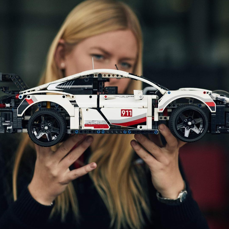 Porsche 911 RSR Technic | 1.580 PCS – 1:8 Scale Model