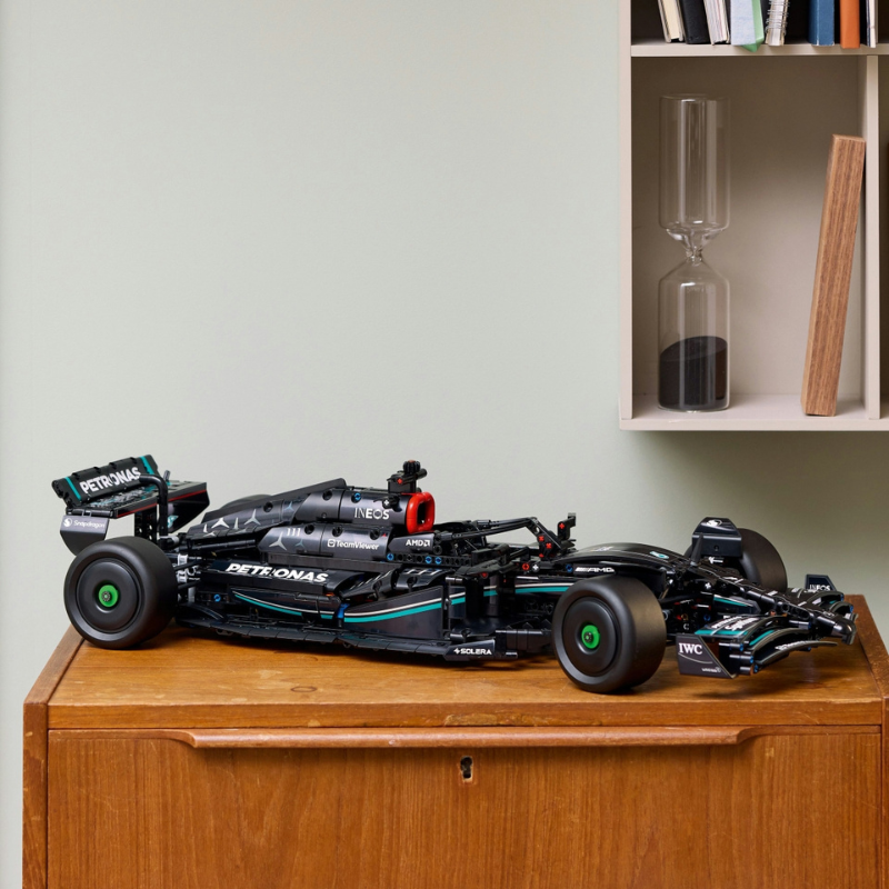 Mercedes-AMG F1 W14 Technic | 1.642 PCS – 1:8 Scale Model