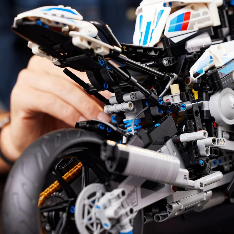 BMW M 1000 RR Technic | 1.920 PCS – 1:5 Scale Model