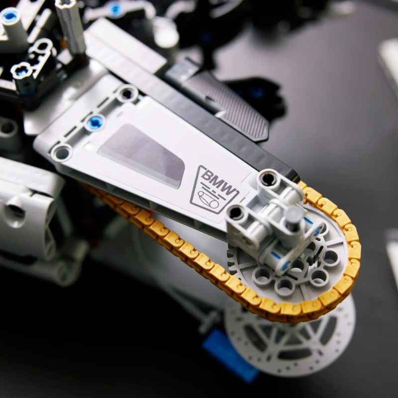 BMW M 1000 RR Technic | 1.920 PCS – 1:5 Scale Model